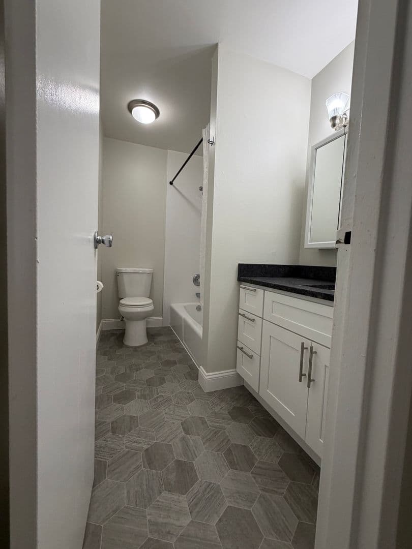 Lodi Apartment: 59-00 Bel Vista Court