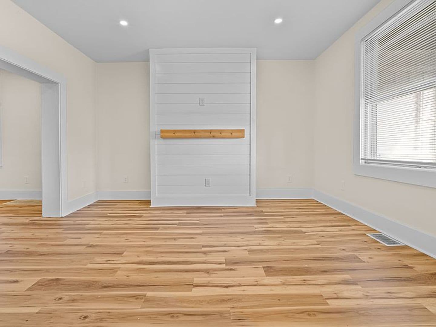 Munhall House: 119 E 20th Ave