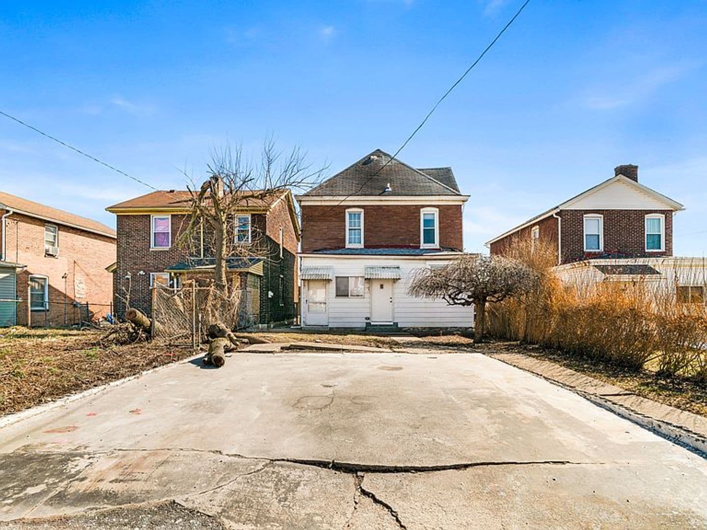 Munhall House: 119 E 20th Ave