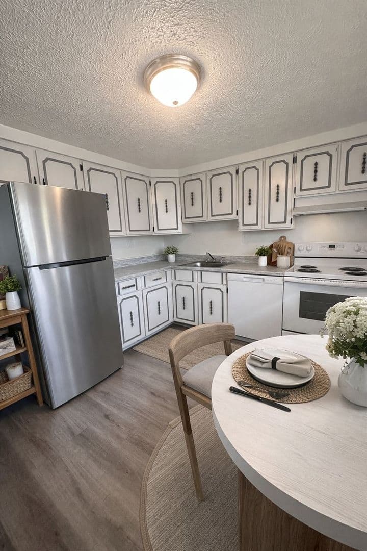 Beaver Apartment: 470 Market St - Unit 13