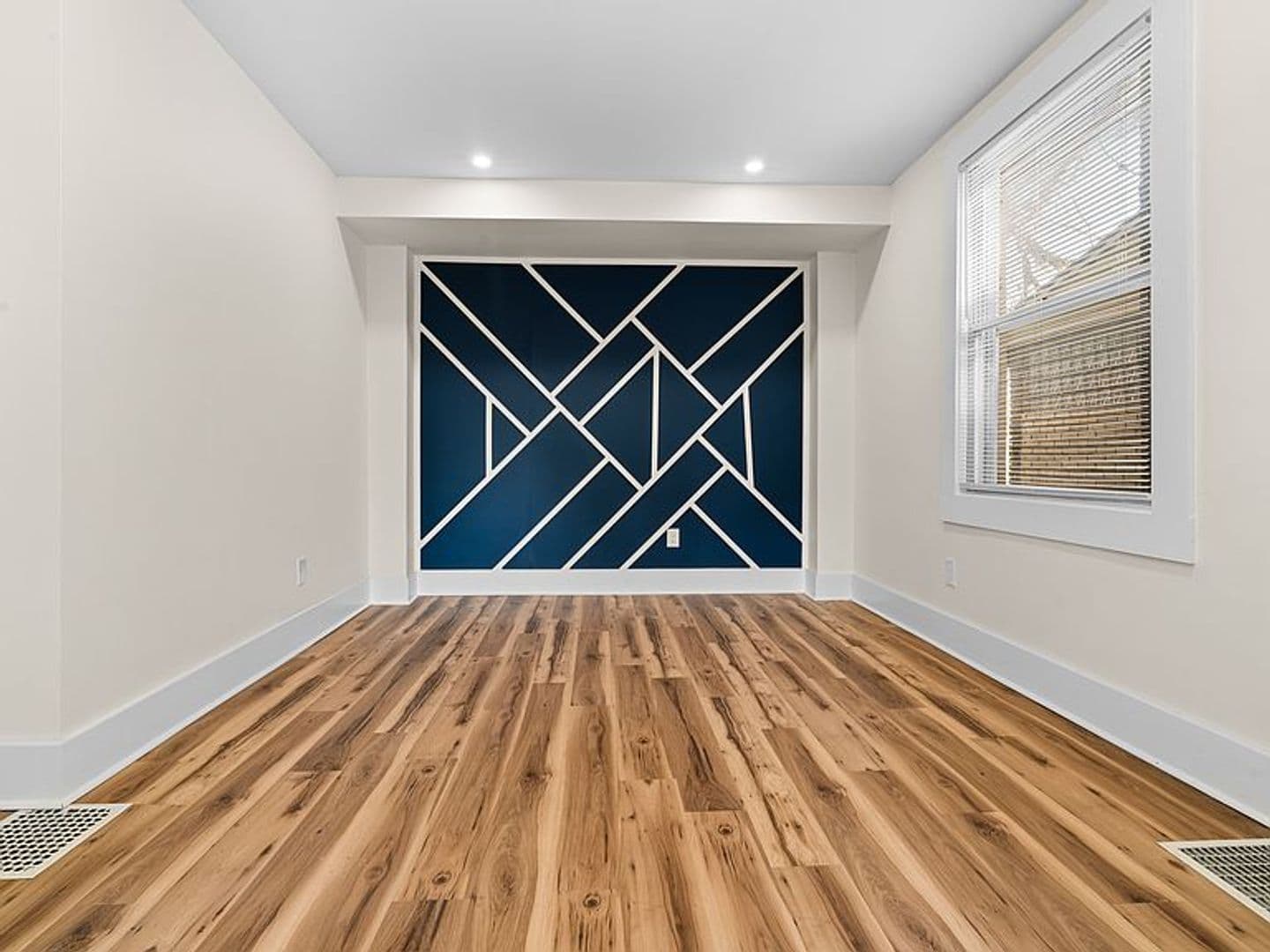 Munhall House: 119 E 20th Ave