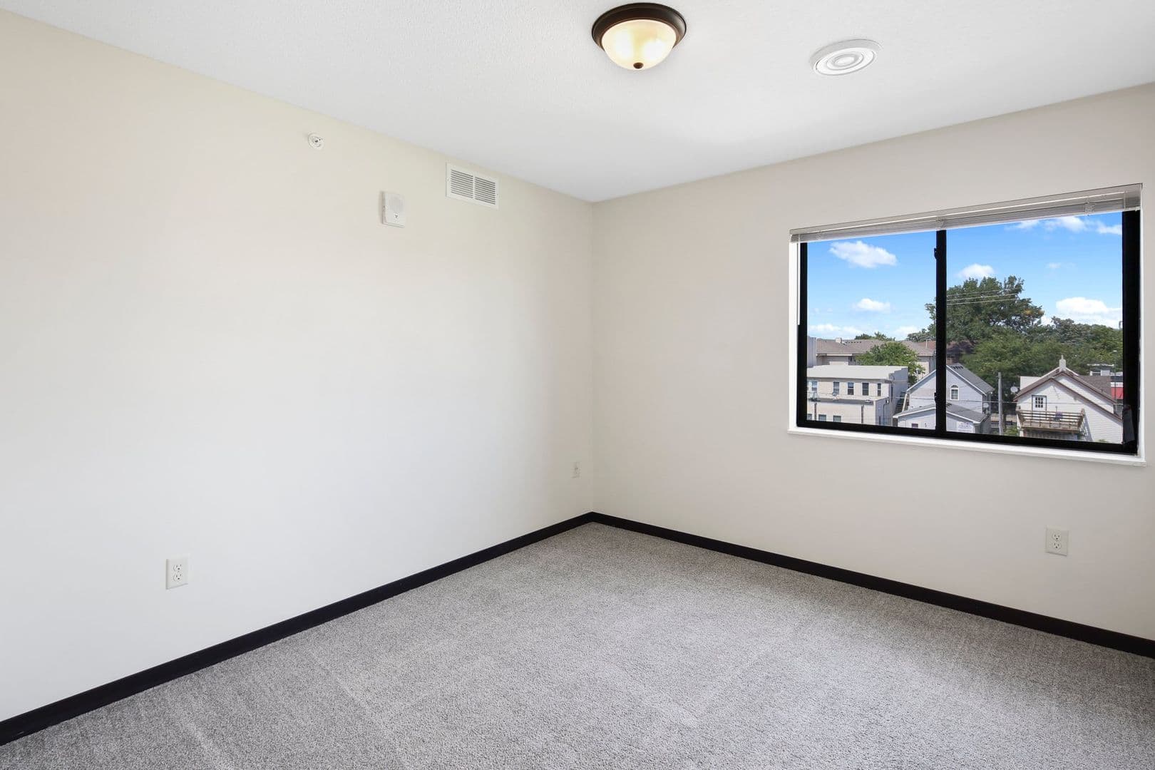 Monticello Apartment: 212 Locust St
