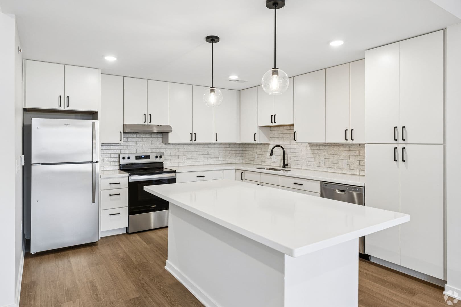 Alexandria Apartment: 716 Darling Ave