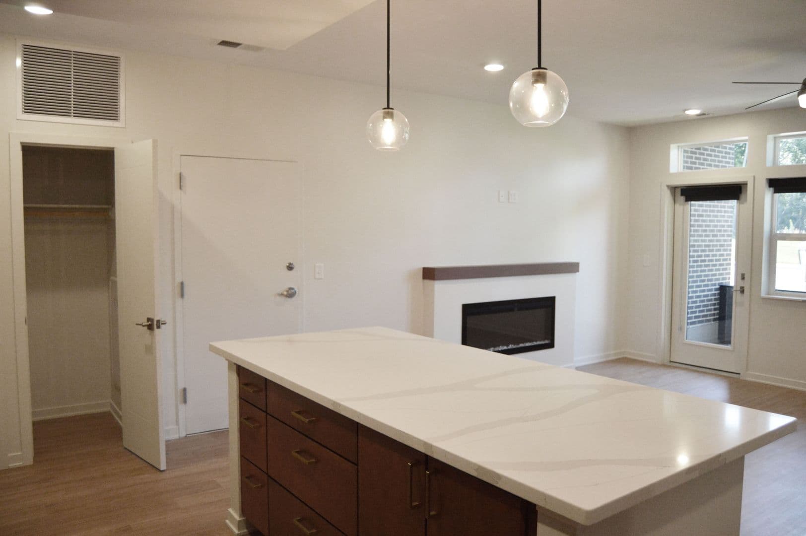 Alexandria Apartment: 716 Darling Ave