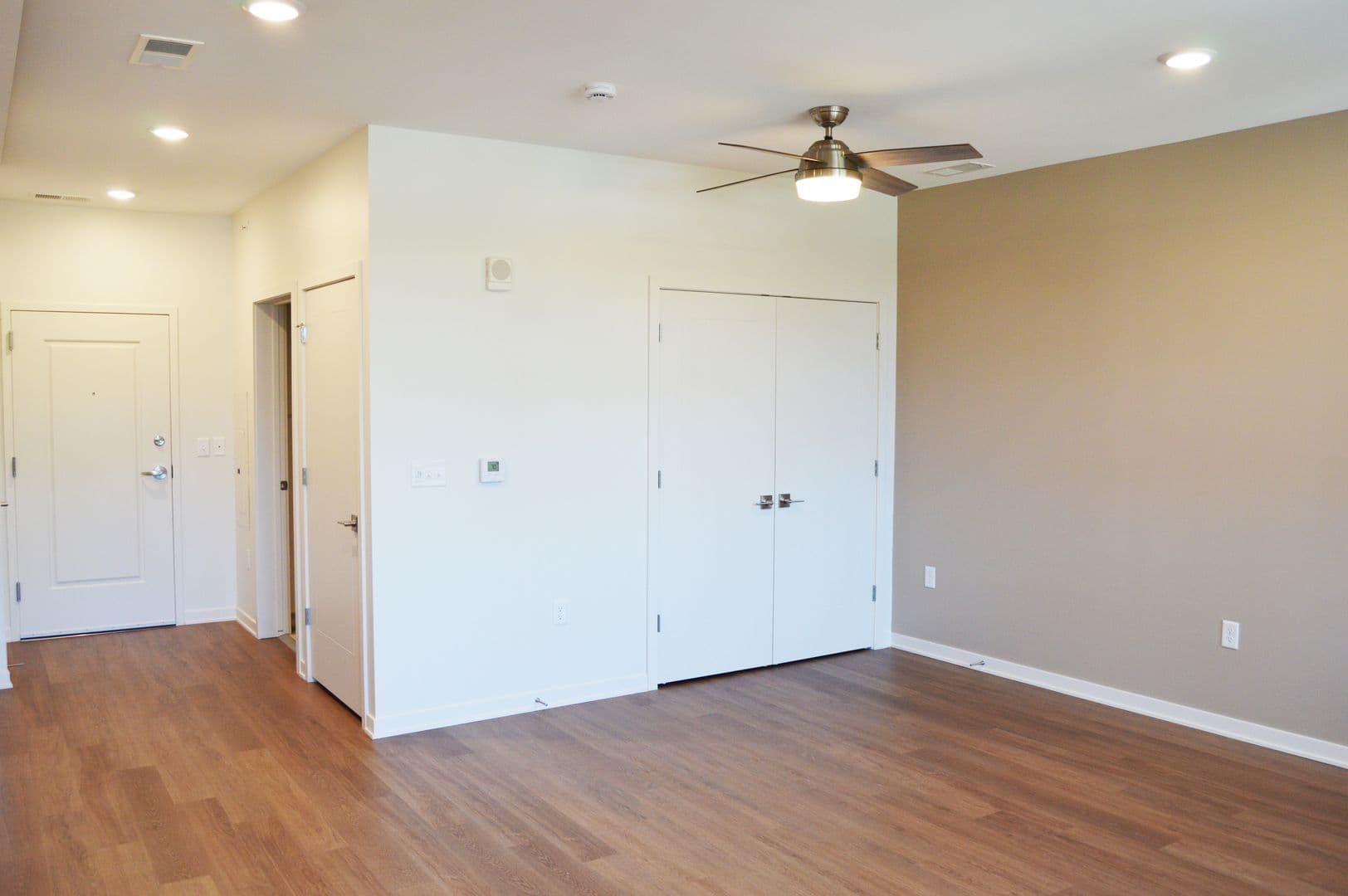 Alexandria Apartment: 716 Darling Ave