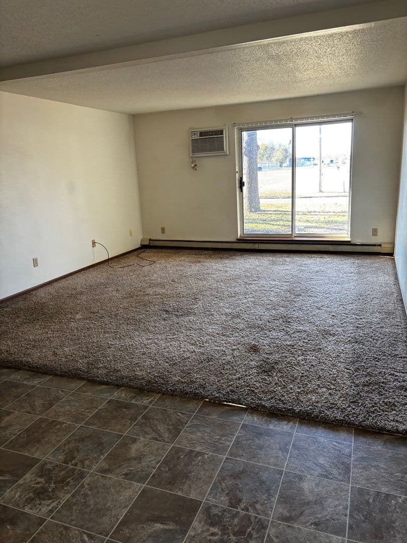St. Cloud Apartment: 520 15th Ave SE