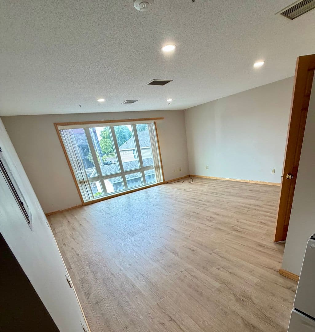 Monticello Apartment: 204 Locust St