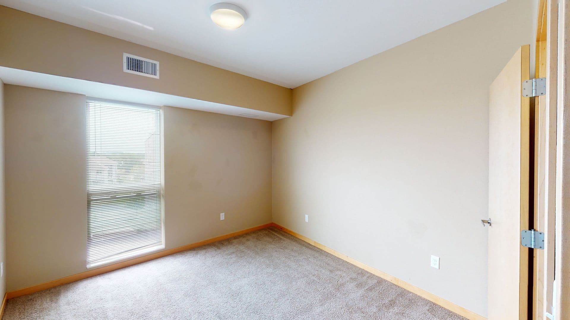 Eau Claire Apartment: 2851 Hendrickson Dr