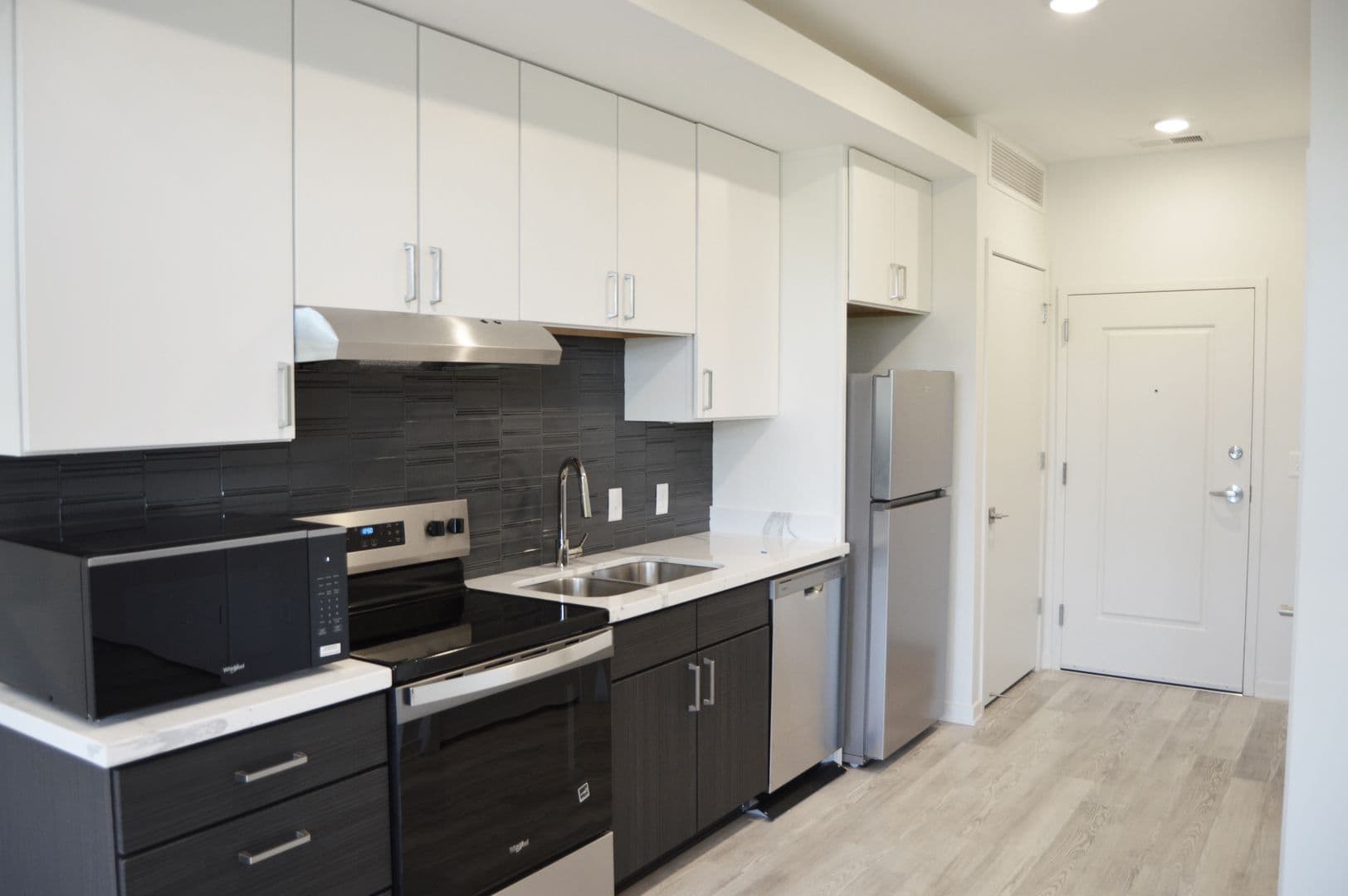 Alexandria Apartment: 716 Darling Ave