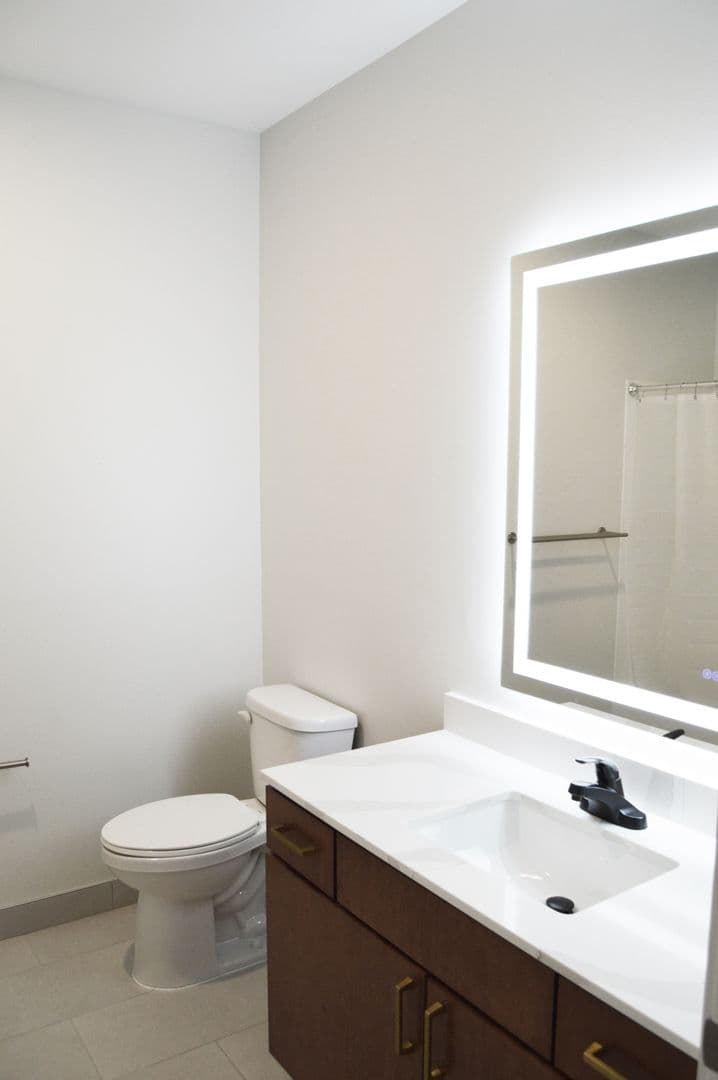 Alexandria Apartment: 716 Darling Ave