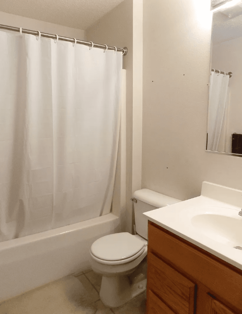 Monticello Apartment: 204 Locust St