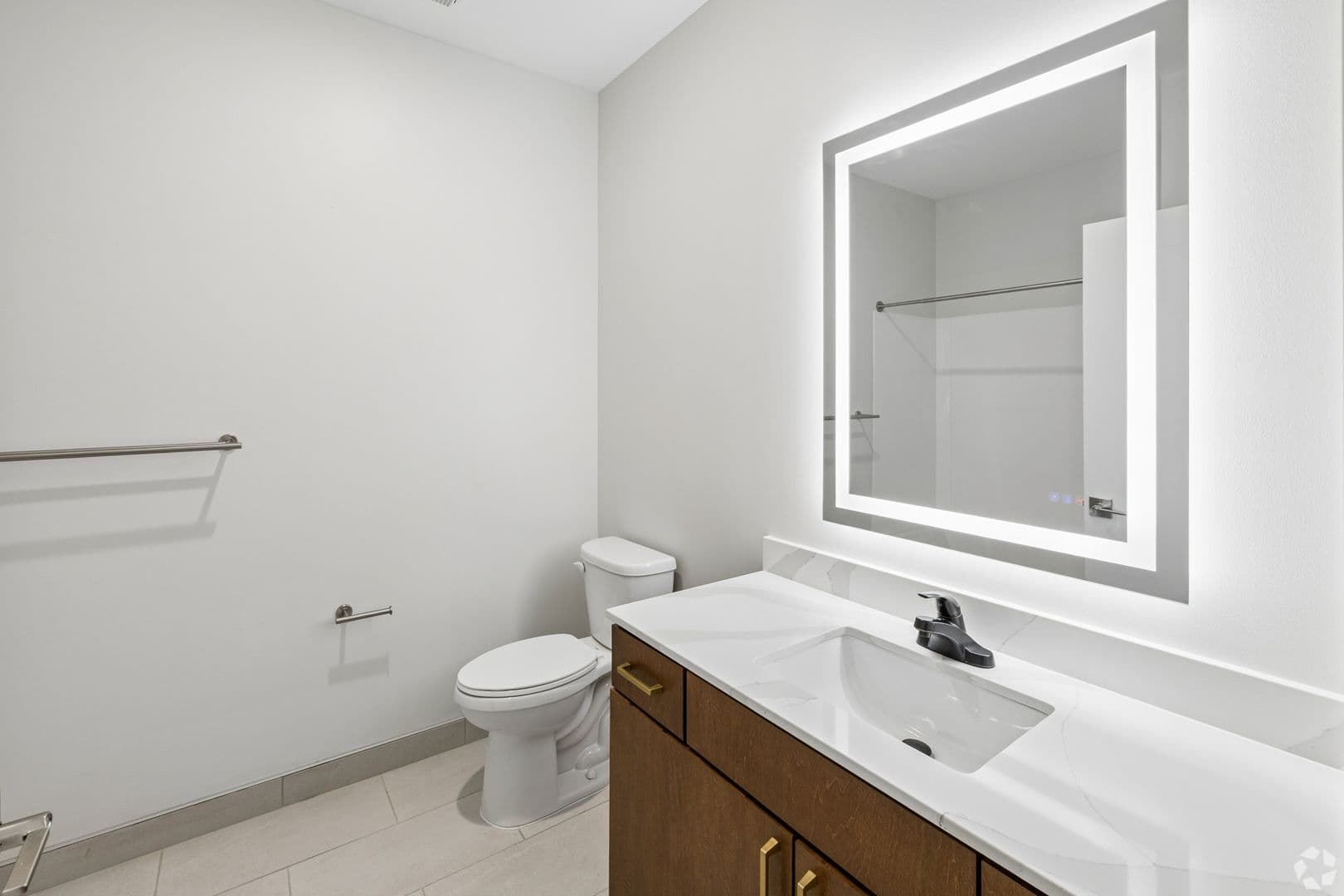 Alexandria Apartment: 716 Darling Ave