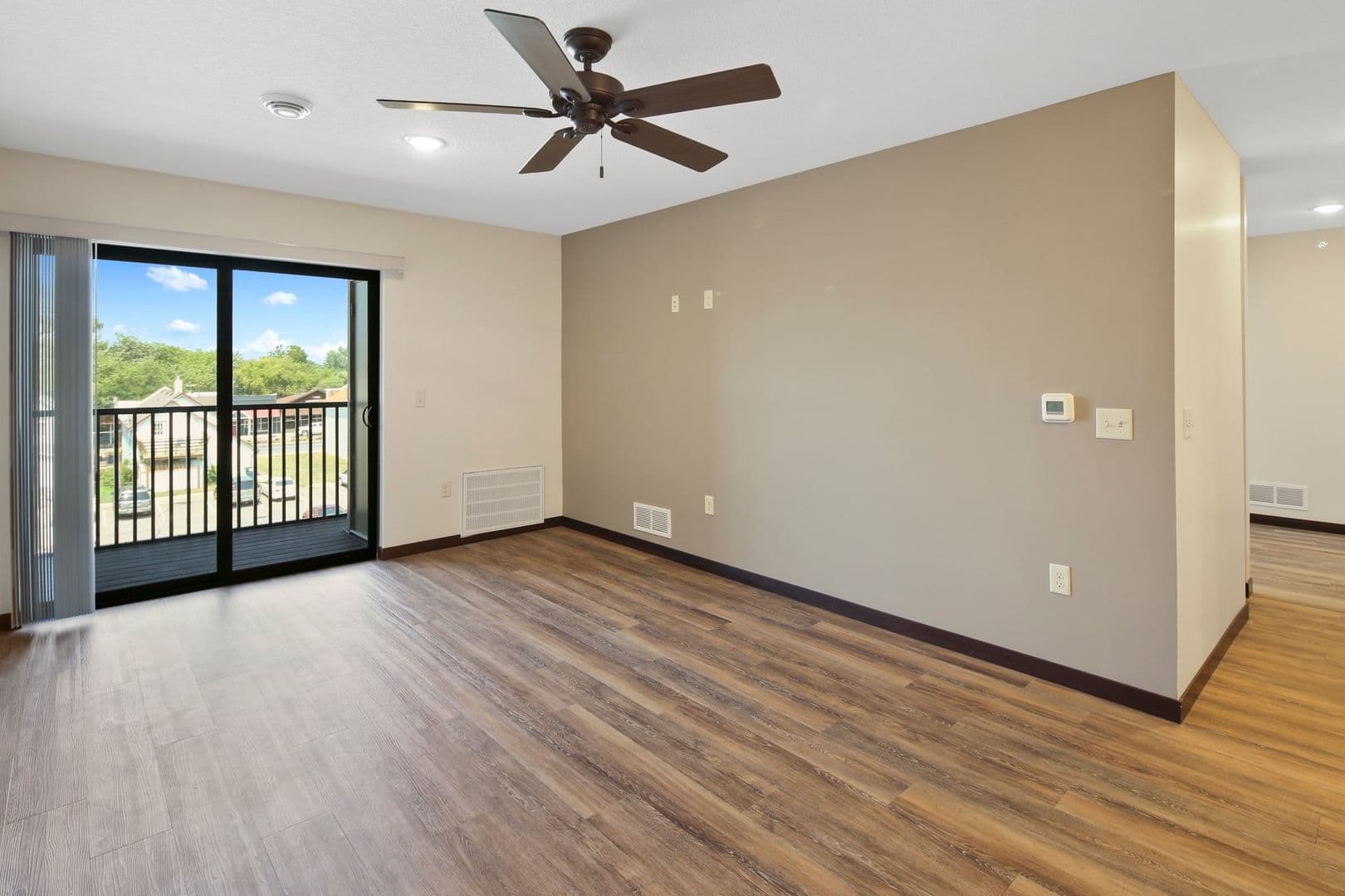 Monticello Apartment: 212 Locust St