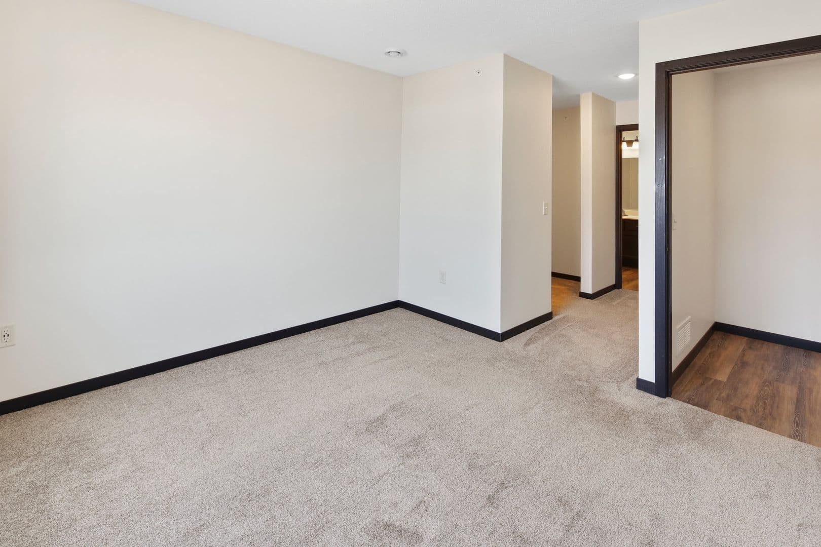 Monticello Apartment: 212 Locust St