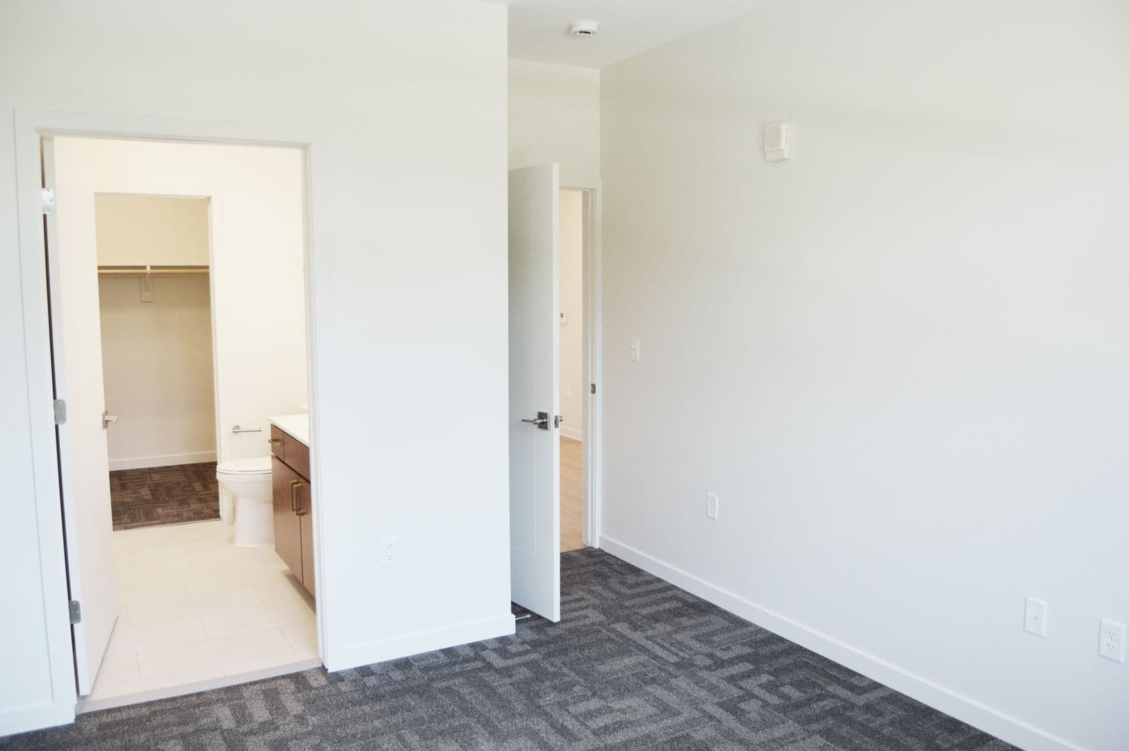 Alexandria Apartment: 716 Darling Ave