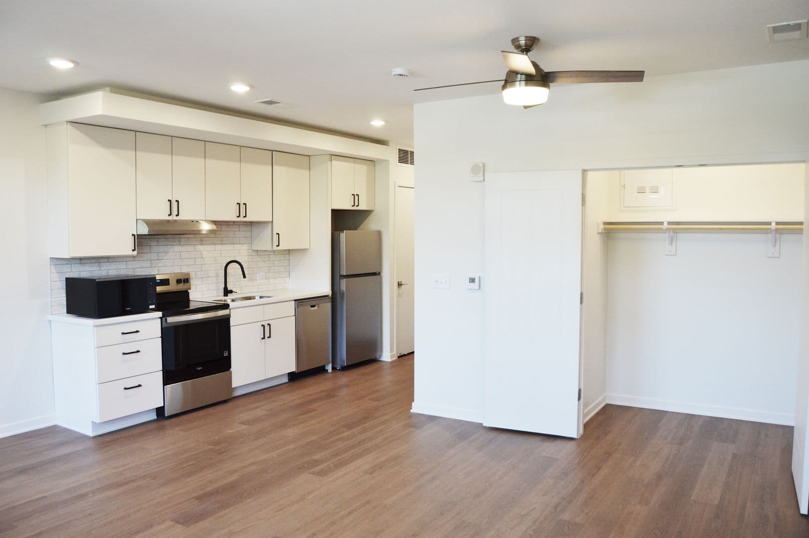 Alexandria Apartment: 716 Darling Ave