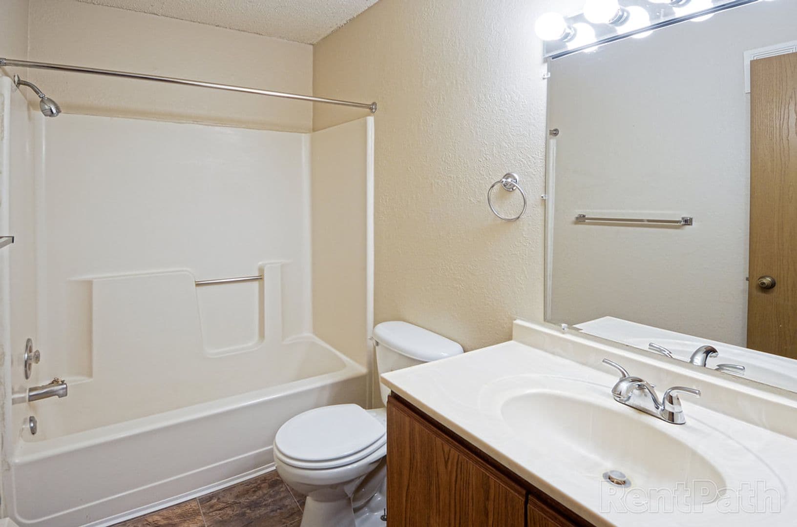 Monticello Apartment: 708 E 7th Street
