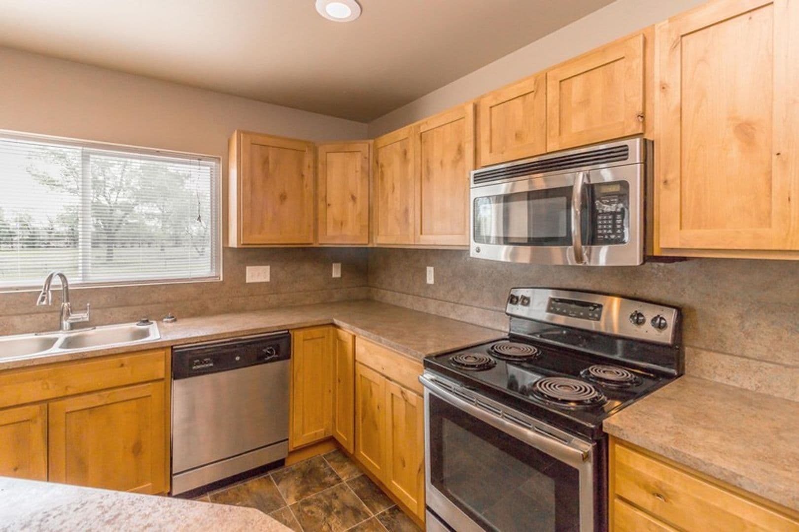 Dickinson Apartment: 2051 Yellowstone Cir