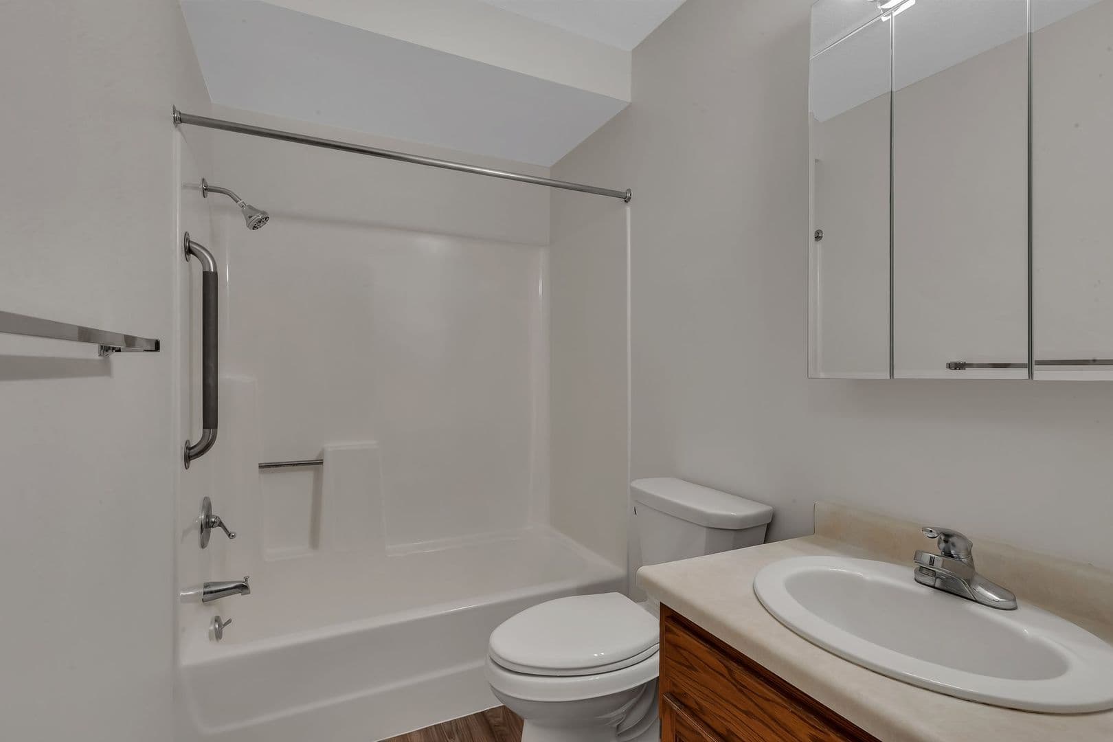 Avon Apartment: 135 Dolphin Ave NE