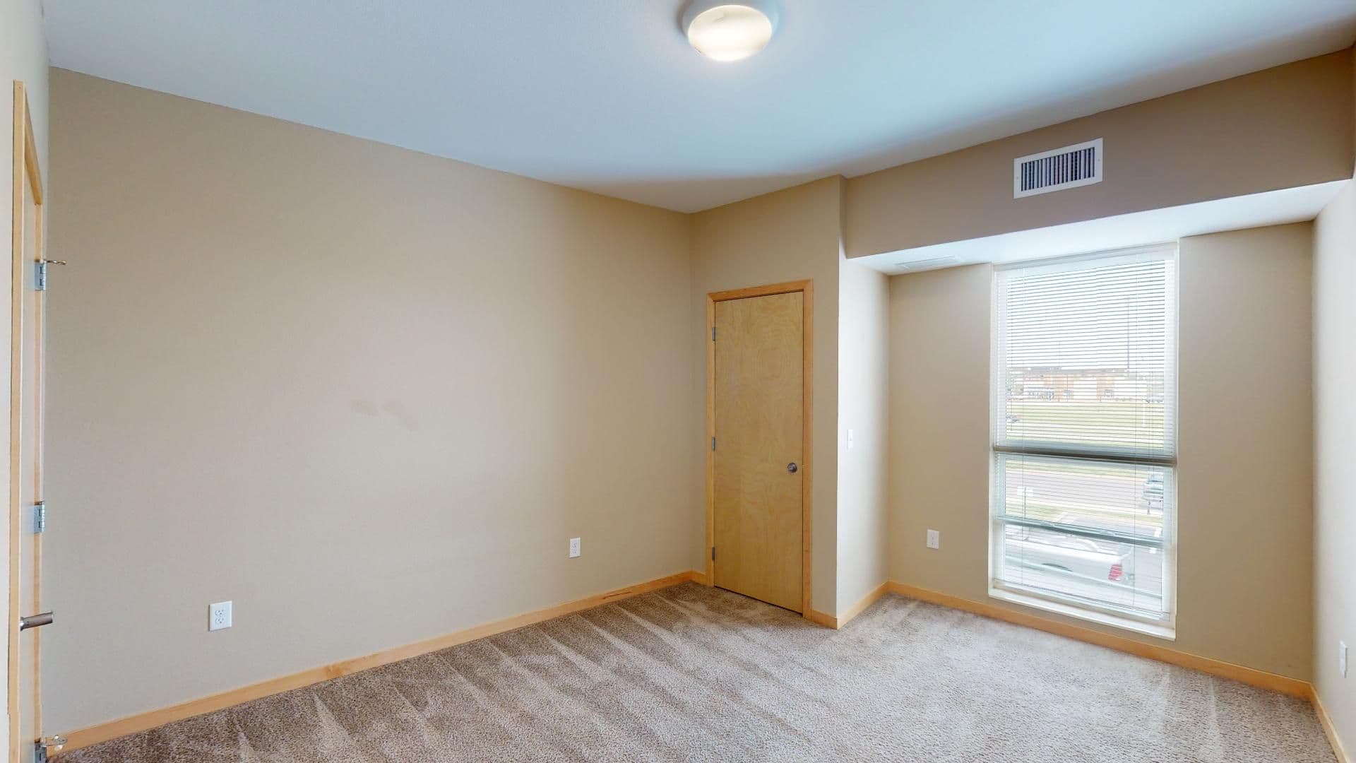 Eau Claire Apartment: 2851 Hendrickson Dr