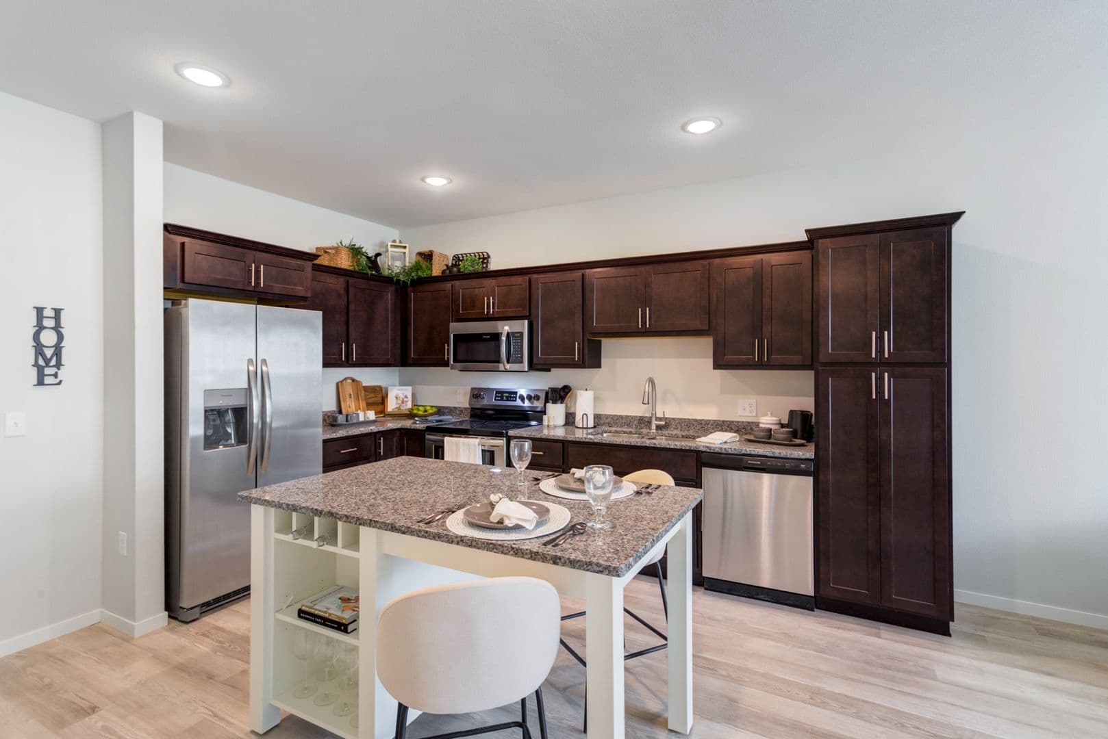 North Saint Paul Apartment: 2290 Anchor Drive