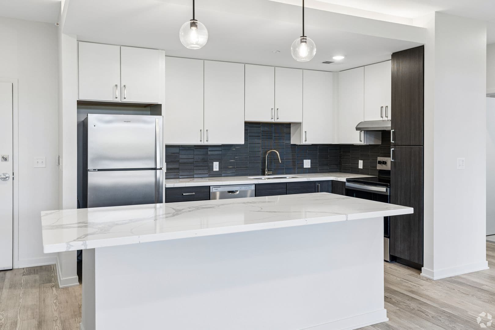 Alexandria Apartment: 716 Darling Ave