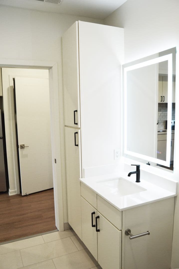 Alexandria Apartment: 716 Darling Ave