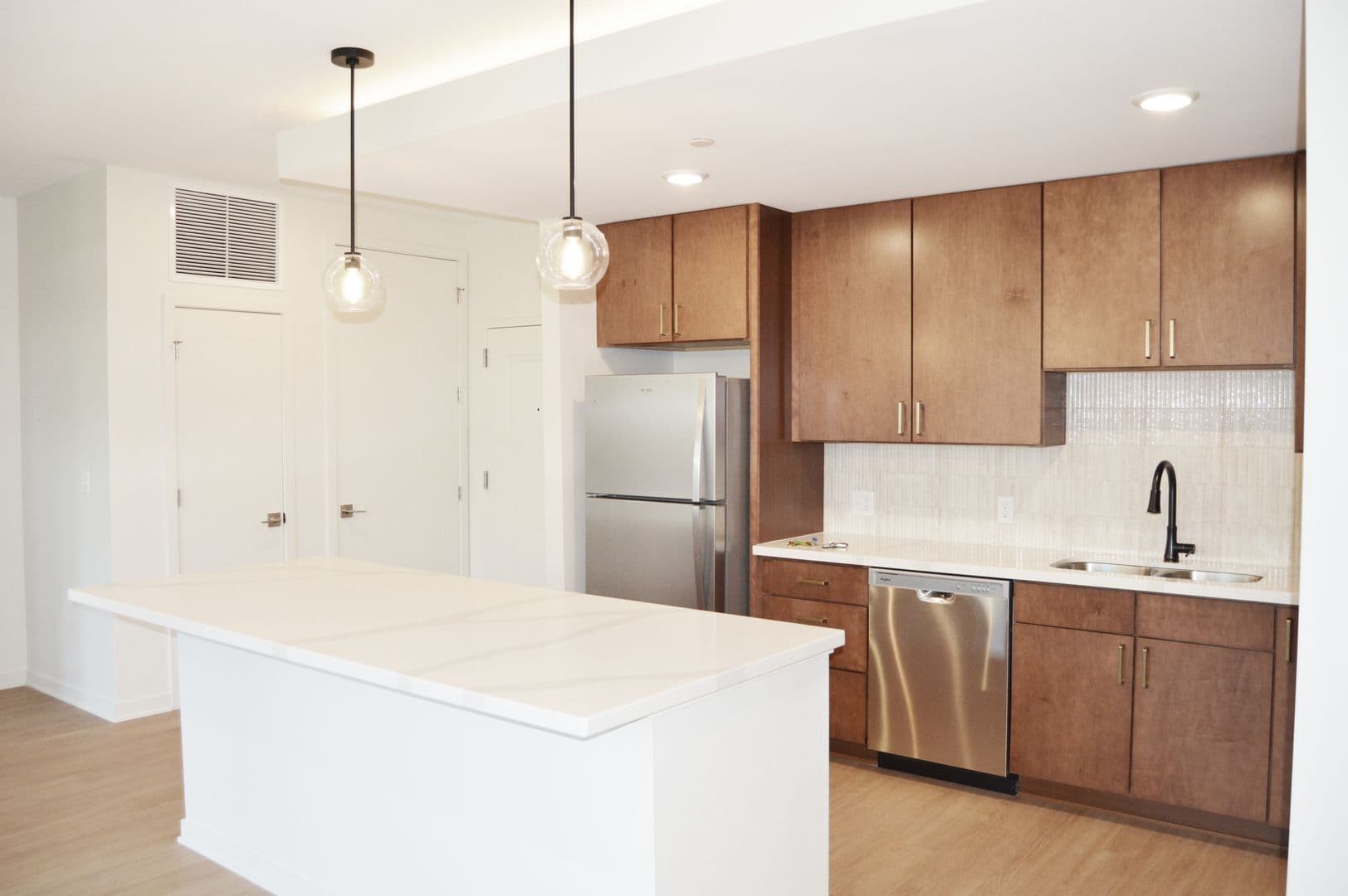 Alexandria Apartment: 716 Darling Ave