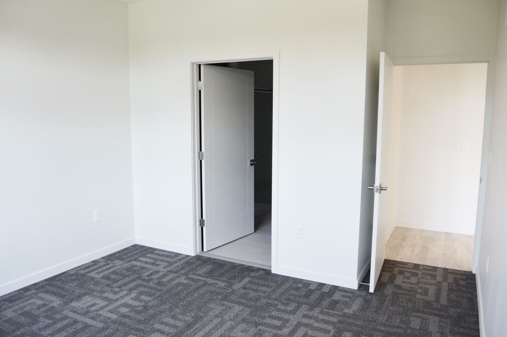 Alexandria Apartment: 716 Darling Ave