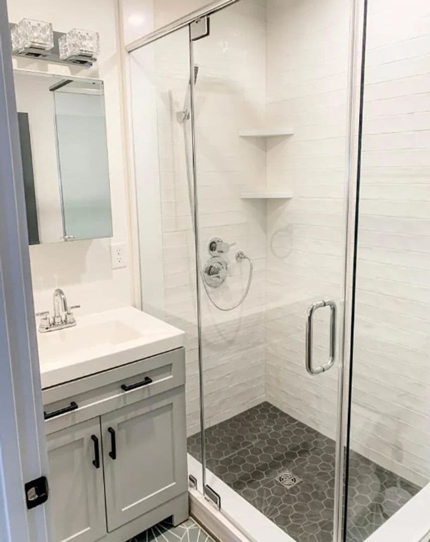 Savannah Apartment: 45 E 60th St Unit 2