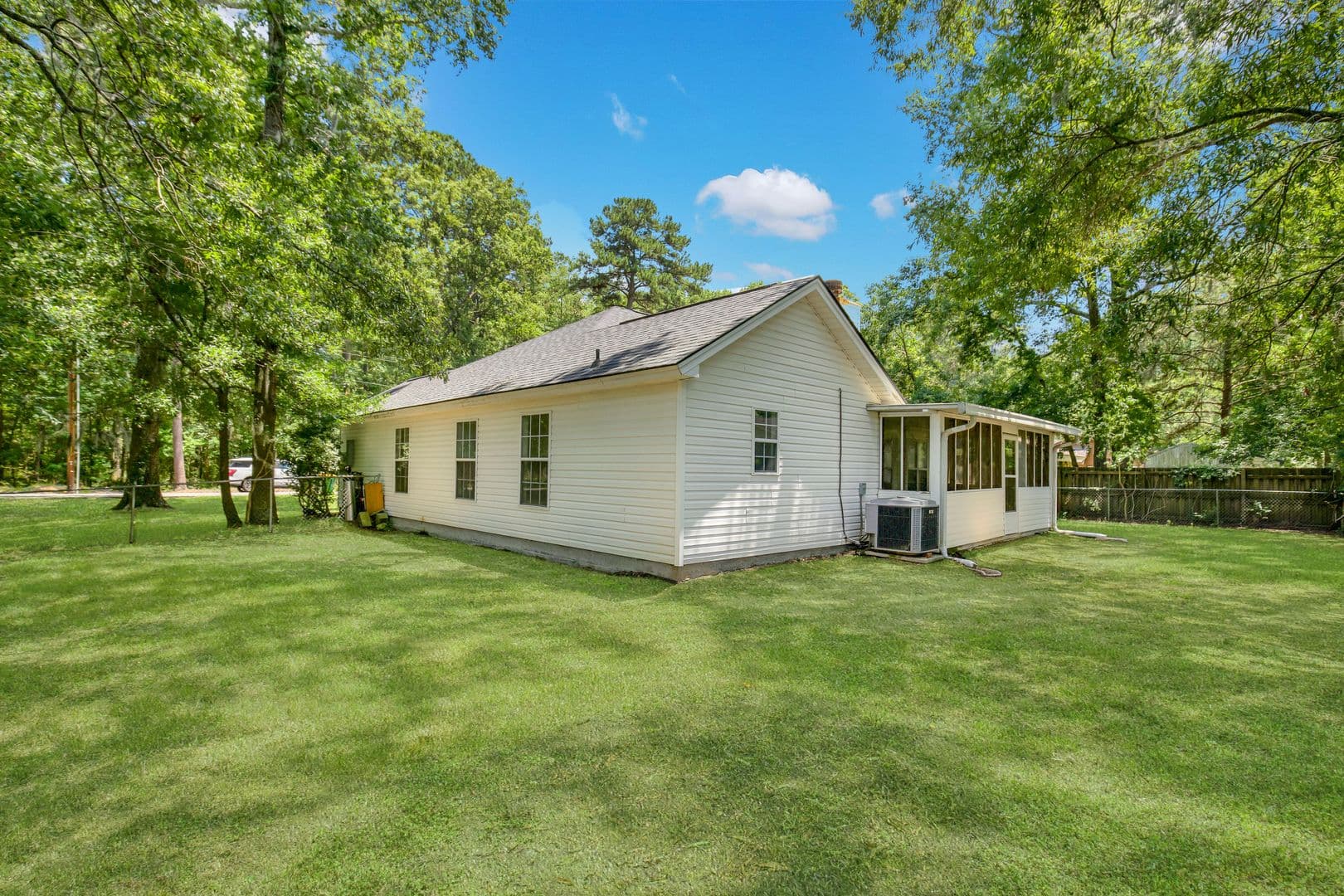 Savannah House: 607 S. Skinner Ave
