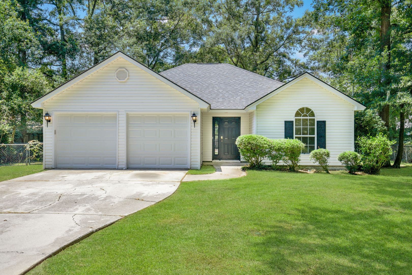 Savannah House: 607 S. Skinner Ave