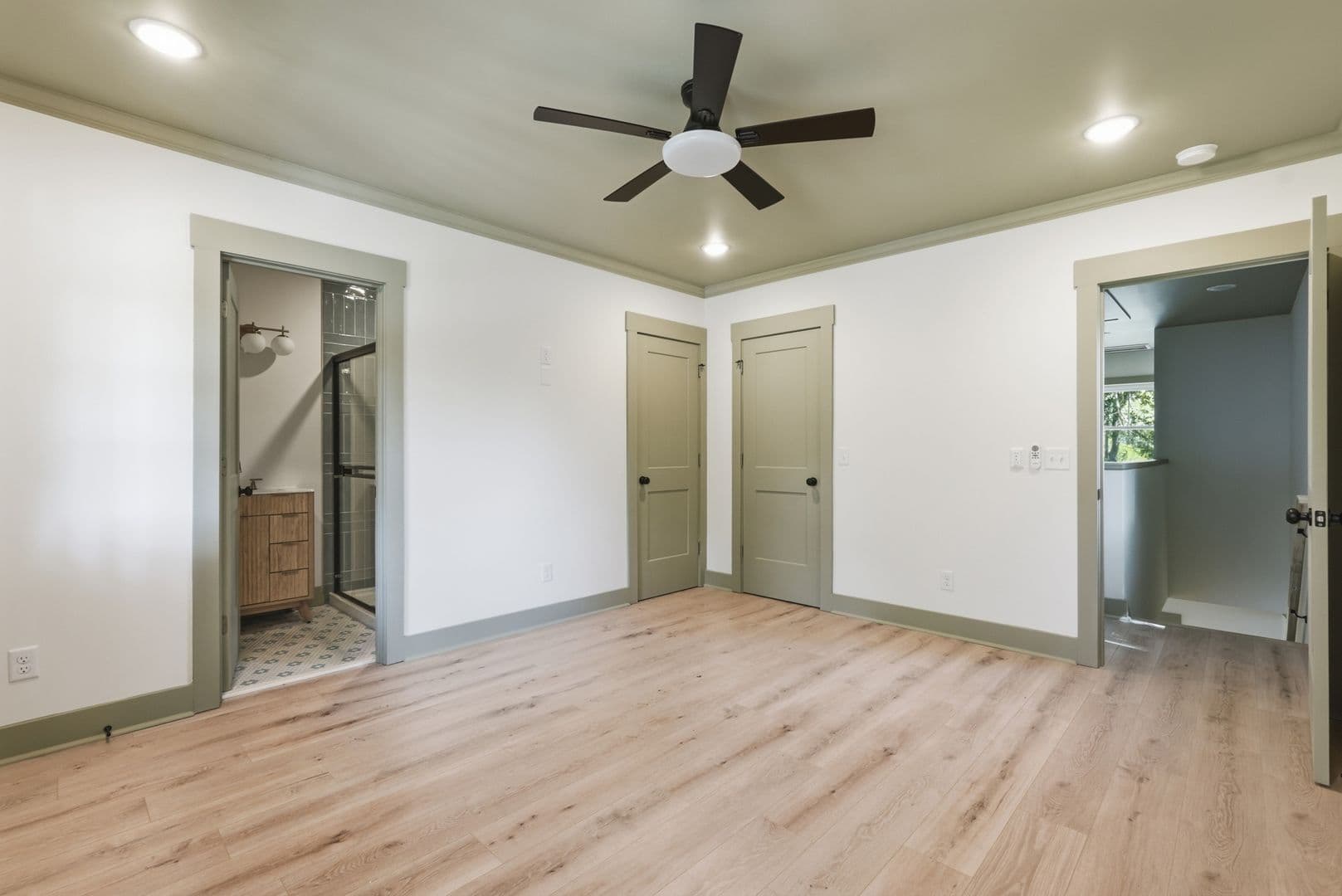 Savannah House: 744 E 33rd St
