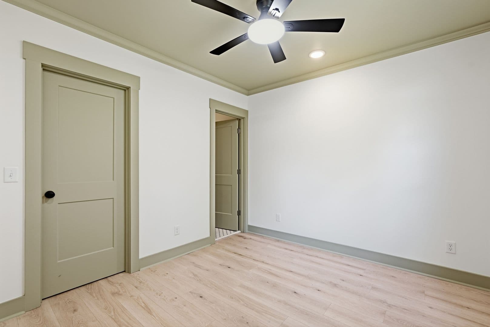 Savannah House: 744 E 33rd St