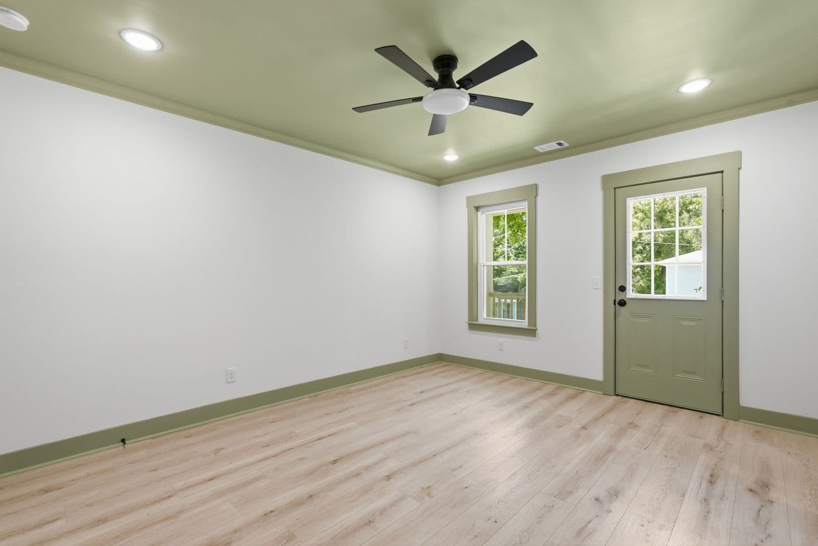 Savannah House: 744 E 33rd St