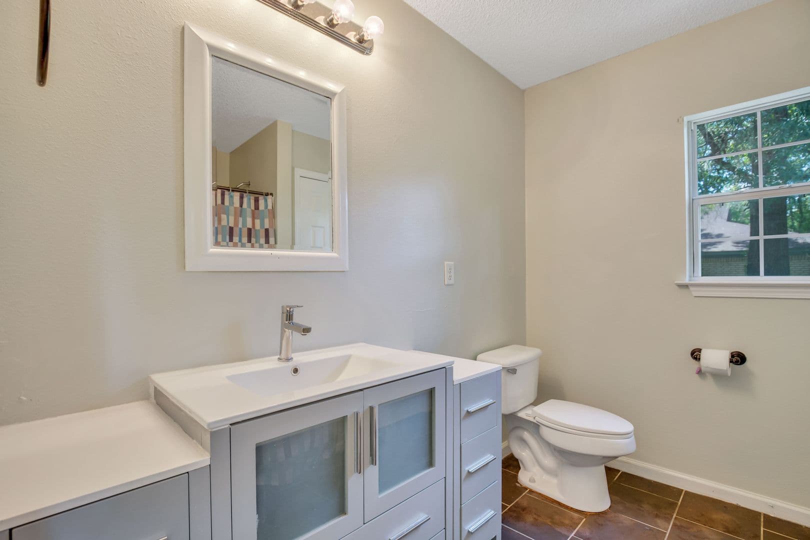 Savannah House: 607 S. Skinner Ave