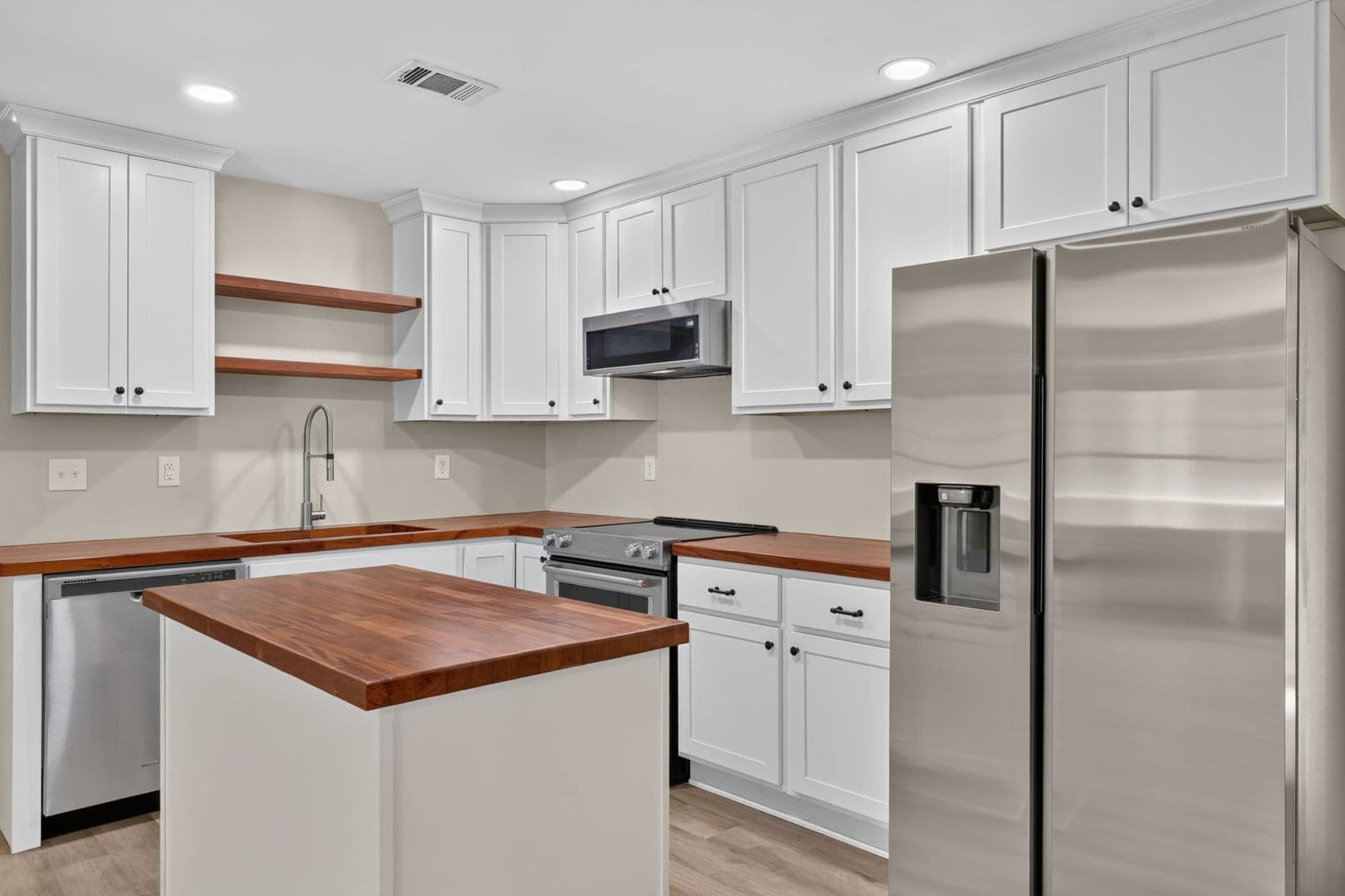 Pooler House: 108 E Whatley Street