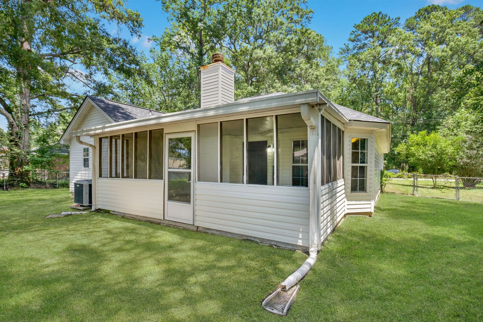 Savannah House: 607 S. Skinner Ave