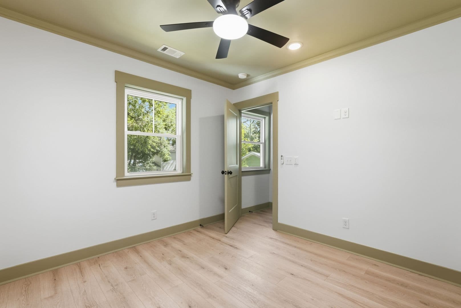 Savannah House: 744 E 33rd St