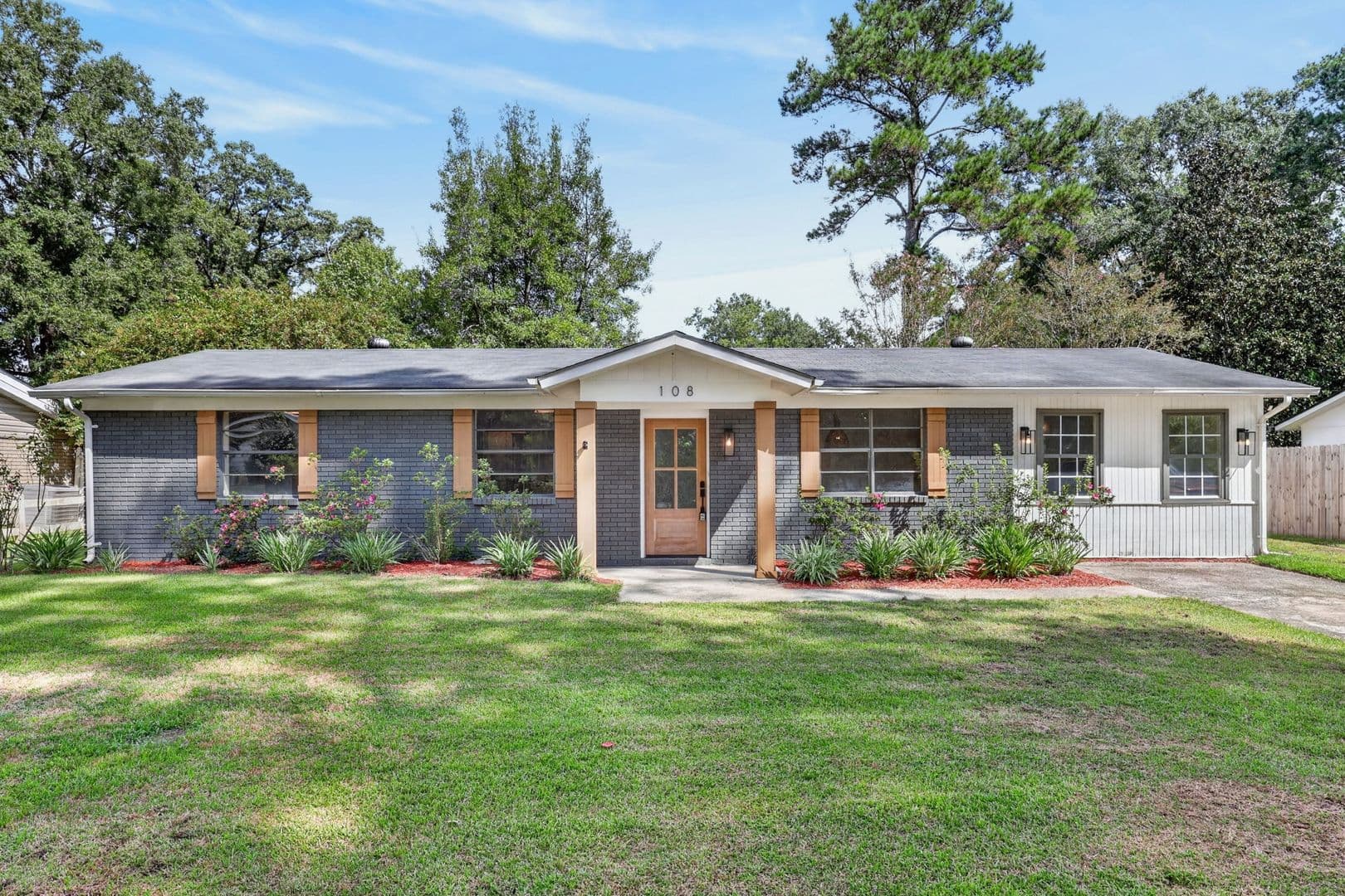 Pooler House: 108 E Whatley Street