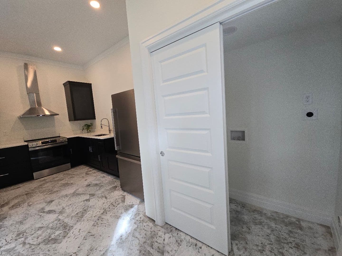 Savannah House: 421 E 63rd St Unit B
