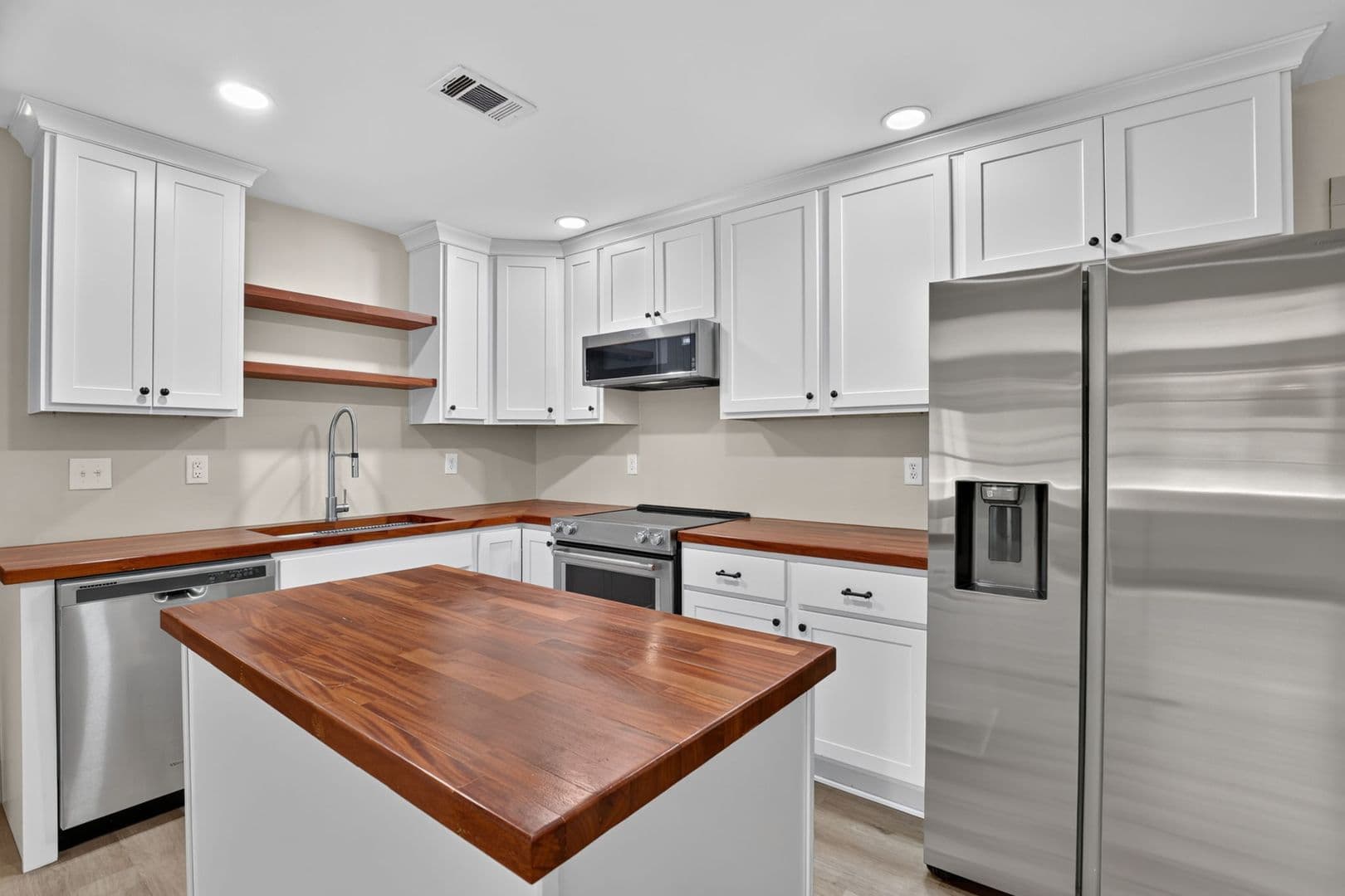 Pooler House: 108 E Whatley Street