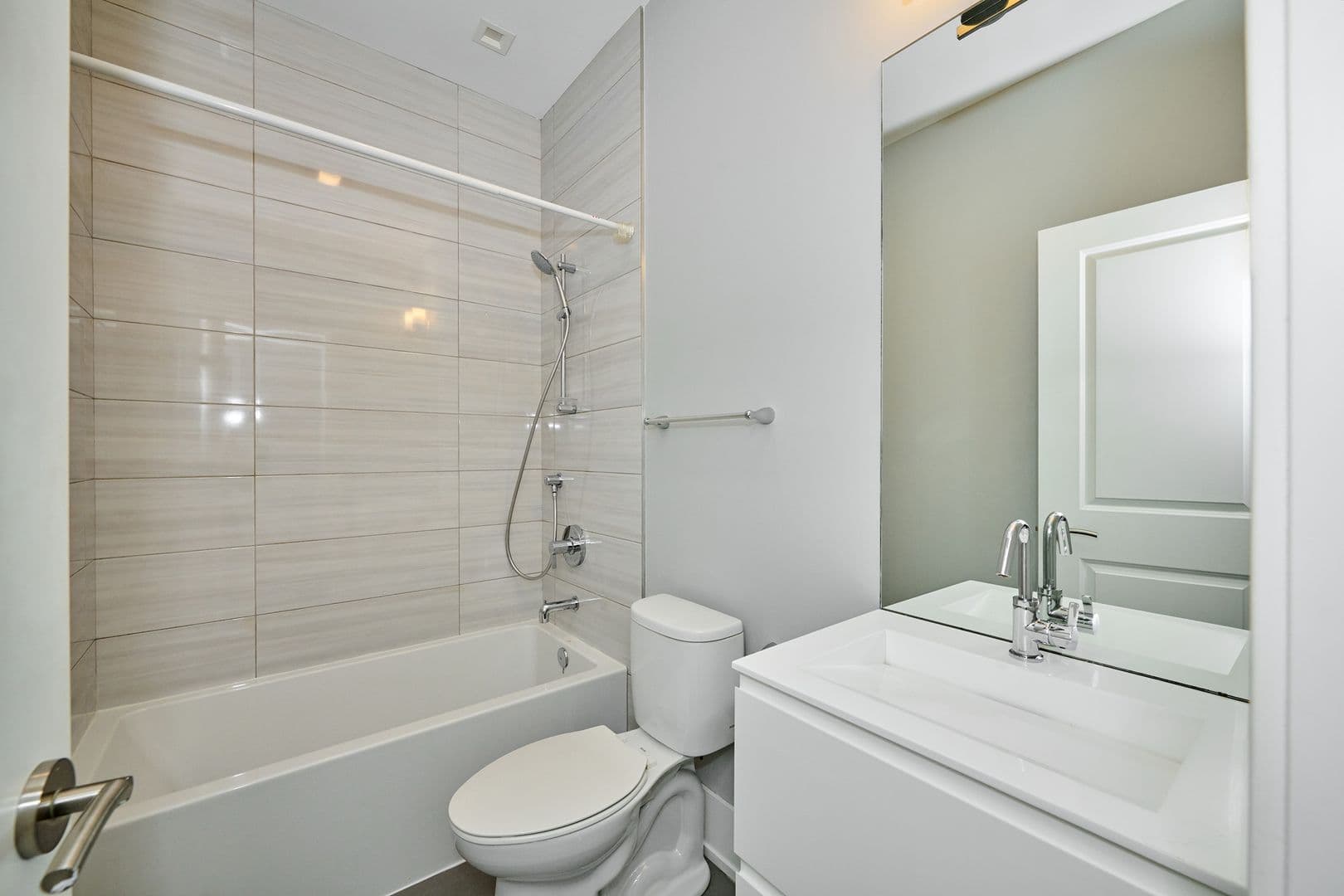 Chicago Apartment: 1338 W Cullerton Street
