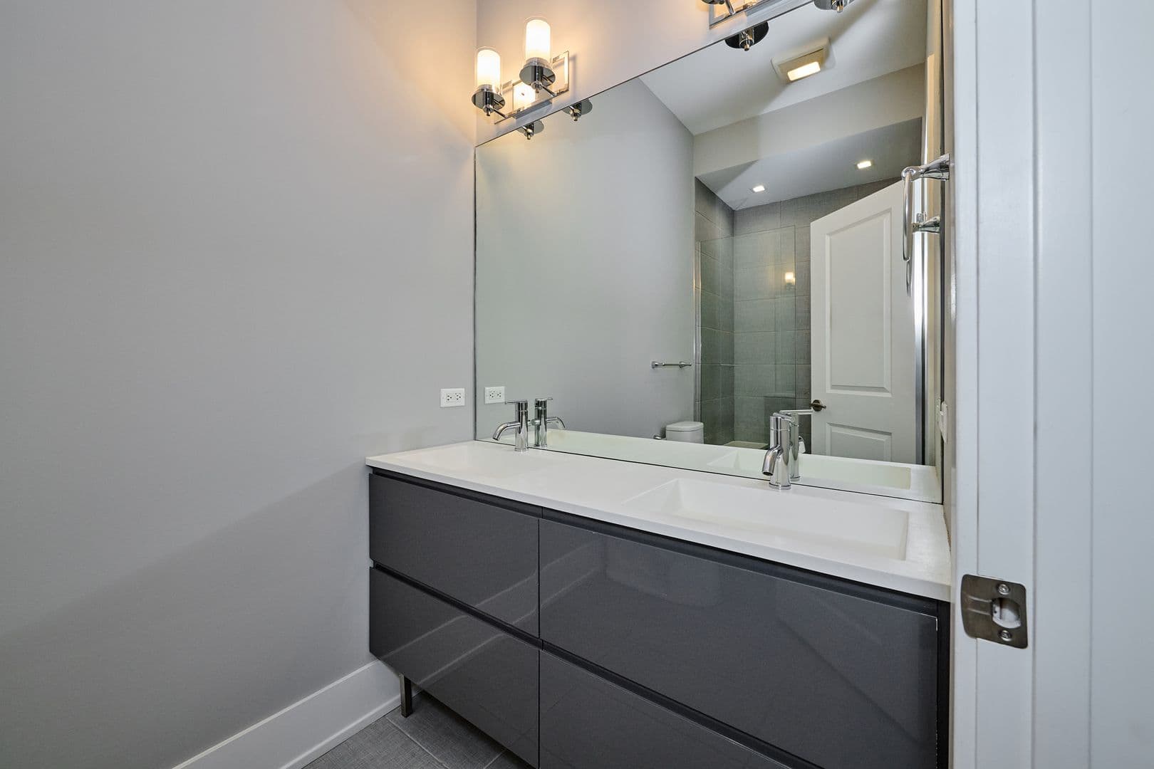 Chicago Apartment: 1338 W Cullerton Street
