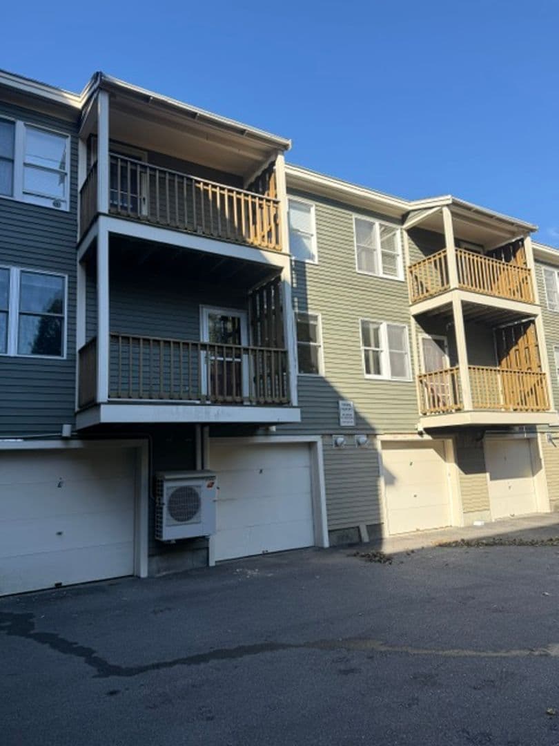 Portland Apartment: 207 Vaughan St #9