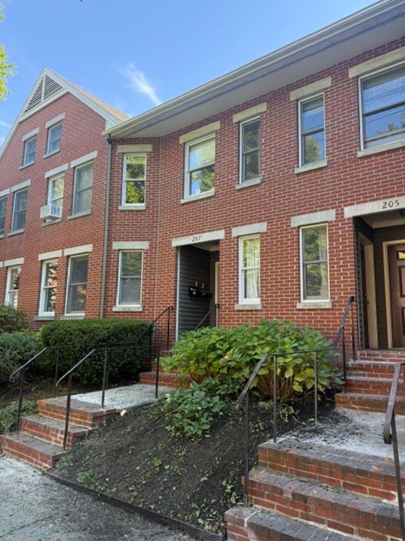 Portland Apartment: 207 Vaughan St #9