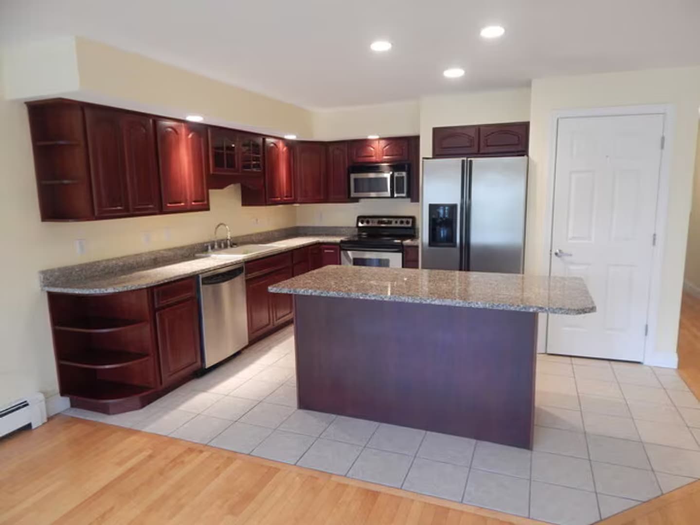 Portland Apartment: 207 Vaughan St #9
