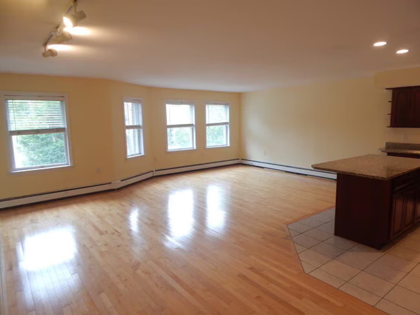 Portland Apartment: 207 Vaughan St #9