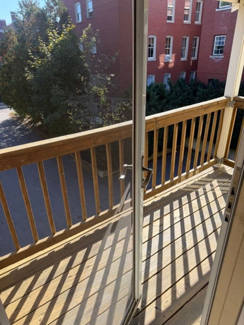 Portland Apartment: 207 Vaughan St #9