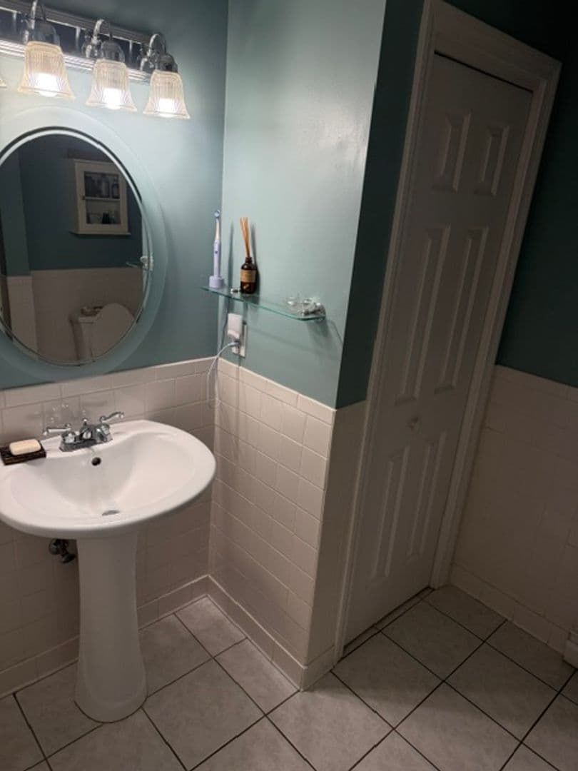 Portland Apartment: 207 Vaughan St #9